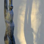 AXEL-CASSEL-Inspirations-primitives-Figure-aux-bras-leves-Bronze-Haut-200cm-2